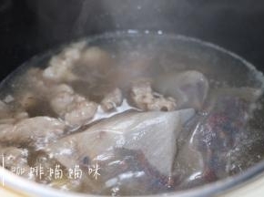 牛肉放入锅中煮炖四十分钟，可放三，四瓣姜