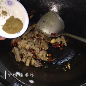 牛肉条倒入翻炒，加入盐、孜然粉翻炒均匀即可出锅