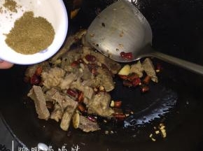 牛肉条倒入翻炒，加入盐、孜然粉翻炒均匀即可出锅