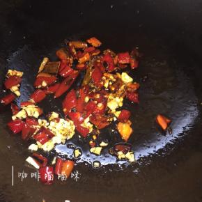 锅烧热倒入适量食用油（热锅凉油），放入蒜瓣，姜片，干辣椒爆炒，注意火候不宜太大，容易把干辣椒炒糊^_^