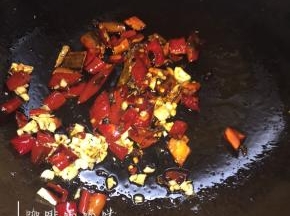 锅烧热倒入适量食用油（热锅凉油），放入蒜瓣，姜片，干辣椒爆炒，注意火候不宜太大，容易把干辣椒炒糊^_^
