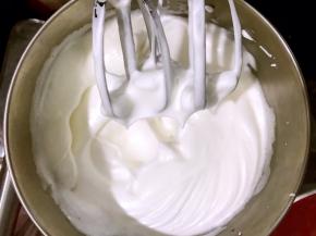 打发至硬性蓬松提起打蛋器有尖尖角不滴落即可