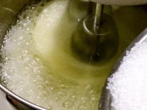 打发至起泡时，加入三分之一的白糖继续打发