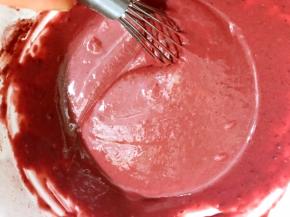 筛入蛋黄糊中，用切拌和翻拌式拌匀