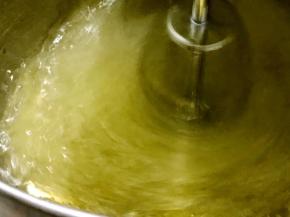 用电动打蛋器，启动低档打发