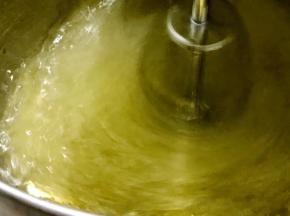 用电动打蛋器，启动低档打发