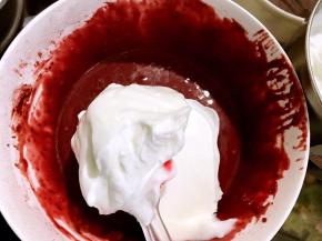 舀出三分之一的蛋白霜放入蛋黄糊中，用切拌和翻拌式拌匀，同时将烤箱180度预热10分钟