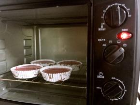 放入预热好的烤箱下层，160度烤50分钟