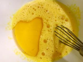 加入油和水拌匀