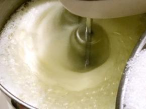 开始有纹路时加入第二次白糖，继续打发