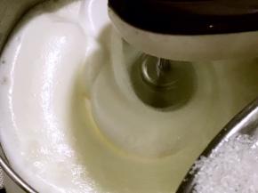打发至硬性发泡时加入剩下的白糖，继续打发