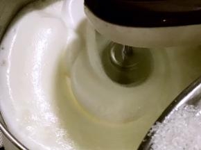 打发至硬性发泡时加入剩下的白糖，继续打发