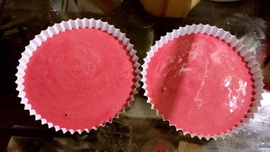将拌好的蛋糕糊倒入纸杯中