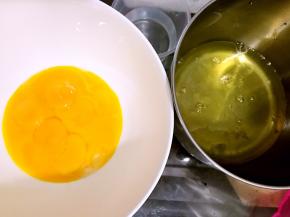 将鸡蛋打散，蛋白放入无水无油的容器中