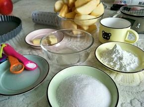量取到容器。黄油软化，低粉过筛。
10克蛋黄加35克清水，打匀，放入5克糖和2克盐，打匀，放置备用。