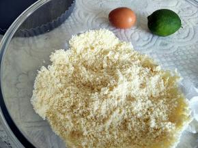 软化黄油，搅拌顺滑，倒入低粉，切拌成颗粒状。