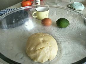 用蛋液水调整，使得面团成团。保鲜膜包裹放置冰箱1小时左右。