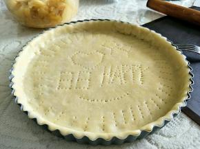 取出擀开大约厚度3mm可以覆盖派盘。去掉多余的面团。派底戳孔。
