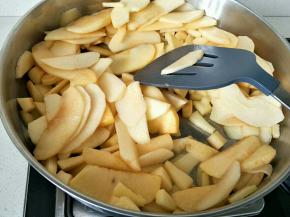 面团在放置的时候就可以制作苹果肉桂馅了。首先苹果切片，锅内放入黄油融化，加入苹果片。会出汁
待水分少了，加入糖，继续炒，加入肉桂粉，最后用淀粉低粉的水溶液倒入，浓稠状即可。