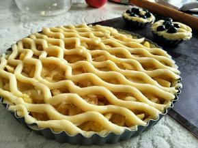 剩余的面团做出波纹。刷蛋液。