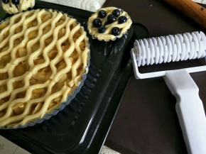 用的是这个工具。放到你提前预热好的烤箱180度35分钟。