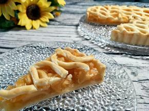 享用吧。酸酸甜甜的派，加入了肉桂粉，味道很美妙。