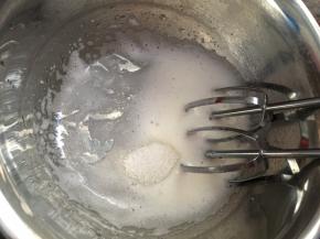 中速打发至粗泡消失，放入三分之一白砂糖