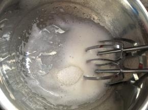 中速打发至粗泡消失，放入三分之一白砂糖