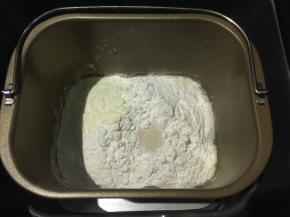 将称好的所以原料（除了黄油）先按液体在粉类的顺序倒入面桶里，最近挖个洞放入干酵母粉，然后按和面20分钟