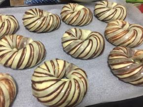 放入室温或者烤箱进行最后的发酵，等发酵好后表面刷上蛋液。烤箱预