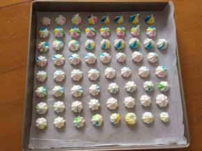 装入之前的裱花袋中，挤入烤盘