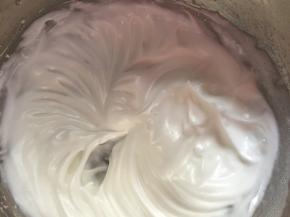 继续高速打发至拉起打蛋头，有直立的小尖