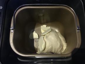 面团和好后，加入黄油继续和面20分钟左右
