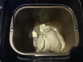 面团和好后，加入黄油继续和面20分钟左右