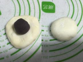 将醒好的面团取出，包入豆沙，收口封好。收口朝下用手按扁