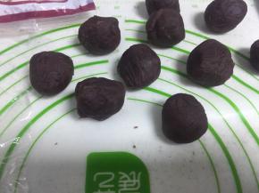 在醒面过程中。把豆沙分成平均20g一个