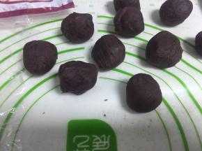 在醒面过程中。把豆沙分成平均20g一个
