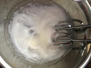 高速打发至有纹路状态加入最后的白砂糖