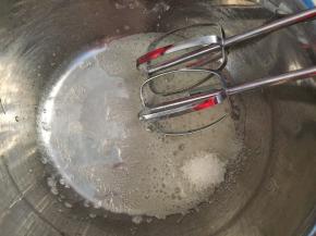 蛋白加入5滴柠檬汁，用电动打蛋器低速打发蛋白至粗泡状态，加入三分之一白砂糖