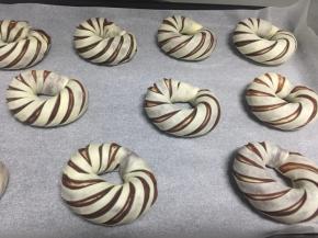 再两端捏一起~围成环形，整齐摆在烤盘上。