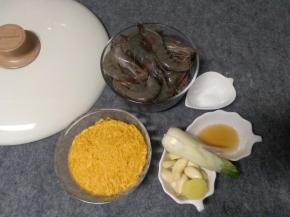 所有食材准备好，虾，面包糠，盐，料酒，葱，姜，蒜，鸡精