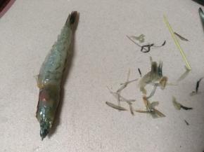 首先处理虾，洗干净后，用剪刀剪掉虾脚和胡须，再剪开虾背部，取出虾线