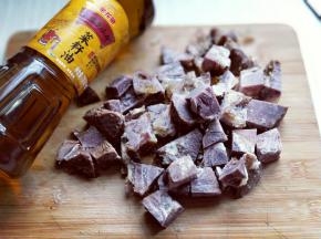 将牛肉切小块。