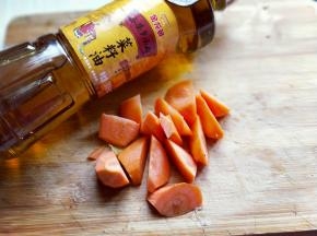 胡萝卜去皮，切菱形块。