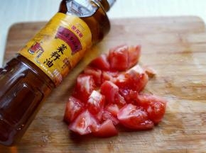 番茄洗干净切小块。