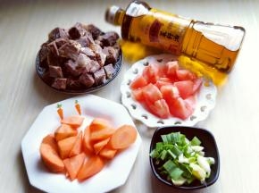 葱姜蒜去皮切碎。