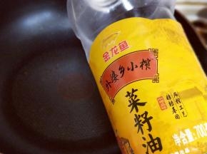 锅中加入食用油。