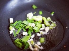 加入切好的葱姜蒜煸炒。