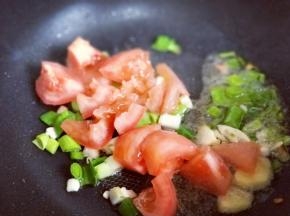 加入番茄煸炒。