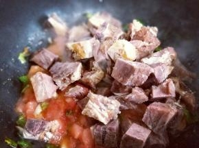 再加入切好的牛肉煸炒。